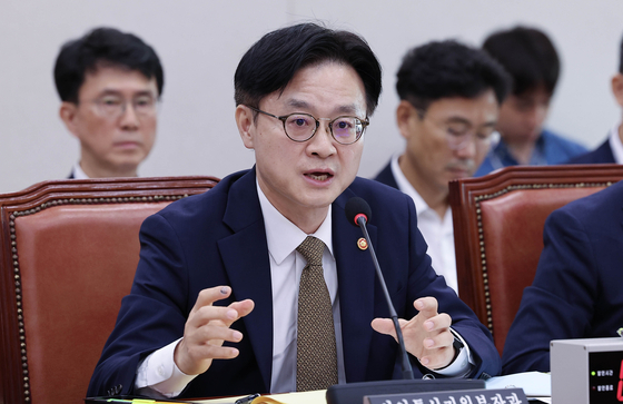 김정관 산업통상자원부 장관이 6일 국회 산업통상자원중소벤처기업위원회 전체회의에서 한미 관세협상 관련 의원 질의에 답하고 있다. 임현동 기자