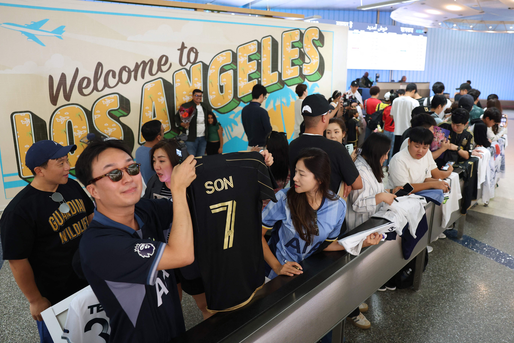 LA 국제공항에 마중 나온 손흥민 팬들. [AFP=연합뉴스]