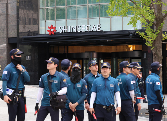 5일 오후 서울 중구 신세계백화점 본점에 폭발물을 설치했다는 신고가 접수돼 경찰이 주변을 통제하고 있다. 뉴시스