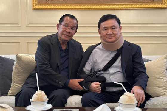2024년 2월 21일 훈 센 캄보디아 상원의장(왼쪽)이 당시 절친이었던 탁신 친나왓 전 태국 총리의 방콕 자택을 방문한 모습. 훈 센 페이스북 캡처