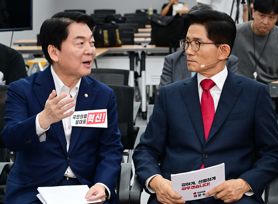 국민의힘 당대표 출마를 선언한 김문수 전 고용노동부 장관과 안철수 의원이 3일 서울 여의도 국민의힘 당사에서 열린 국민의힘 전당대회 당 대표 후보자 비전대회에서 대화를 나누고 있다. 김성룡 기자.