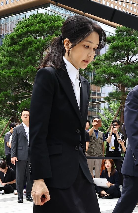 김건희 여사가 6일 오전 서울 종로구 김건희 특별검사팀 사무실에 피의자 신분으로 출석하고 있다. 김종호 기자