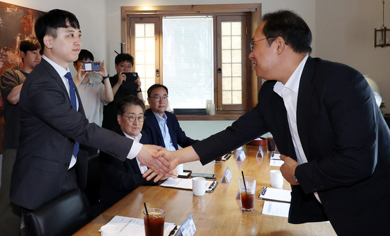 김국일(오른쪽) 보건복지부 보건의료정책관이 7일 오전 서울 종로구 달개비에서 열린 전공의 수련협의체 3차 회의에서 한성존 대한전공의협의회 비대위원장과 인사하고 있다. 뉴시스