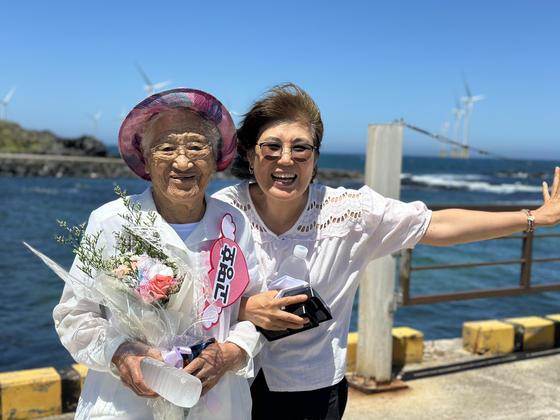 지난달 26일 제주시 한림읍 귀덕2리 한수풀해녀학교에서 진행된 '해녀삼춘, 폭싹 속았수다' 해녀은퇴식에서 은퇴식 최고령 해녀 고명효(95) 할머니와 딸 홍길선(60)씨가 바다를 배경으로 웃고 있다. 최충일 기자