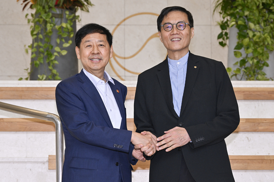 구윤철 부총리 겸 기획재정부 장관과 이창용 한국은행 총재가 7일 오전 서울시 중구 남대문로 한국은행에서 악수를 하고 있다. 연합뉴스