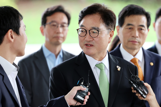 우원식 국회의장이 7일 오전 서울 서초구 서울고등검찰청에 마련된 내란특검(특별검사 조은석)으로 참고인 조사를 위해 출석해 취재진 질문에 답하고 있다. 뉴스1