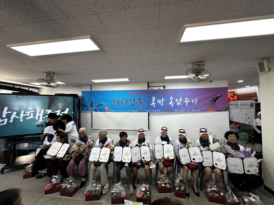 지난달 26일 제주시 한림읍 귀덕2리 한수풀해녀학교에서 진행된 '해녀삼춘, 폭싹 속았수다' 해녀은퇴식. 최충일 기자