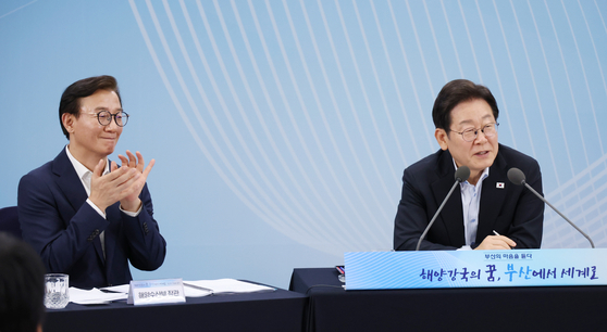 이재명 대통령이 지난달 25일 부산에서 열린 타운홀미팅 ‘부산의 마음을 듣다’ 간담회에서 참석자 질문에 답하고 있다. [연합뉴스]