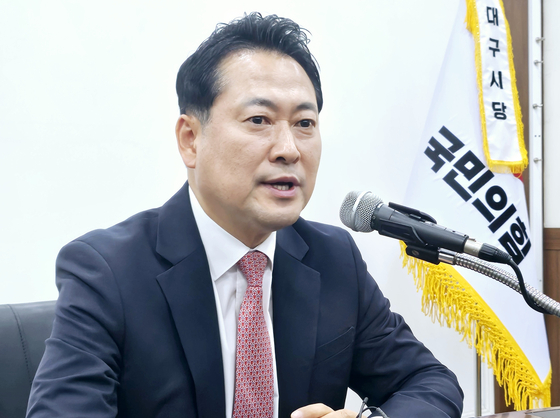 8·22 국민의힘 전당대회 당권에 도전하는 장동혁 국회의원(충남 보령시·서천군)이 6일 오후 대구 수성구 범어동 국민의힘 대구시당 회의실에서 기자들과 만나 질문에 답변하고 있다. 뉴스1