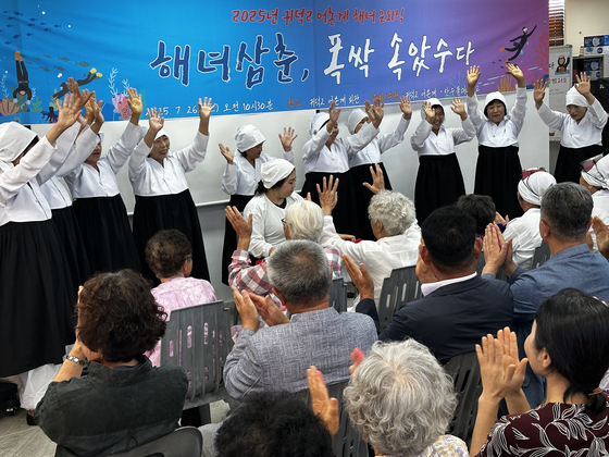 지난달 26일 제주시 한림읍 귀덕2리 한수풀해녀학교에서 진행된 '해녀삼춘, 폭싹 속았수다' 해녀은퇴식의 축하공연. 최충일 기자