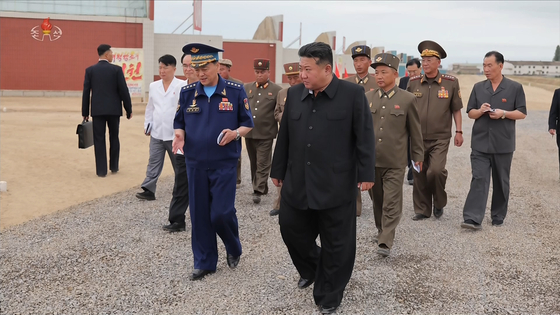 김정은 북한 국무위원장이 지난 1일 작년 여름 수해를 겪은 신의주에 세워질 위화도온실종합농장 건설 현장과 의주군 섬지구 영구화제방 공사 현장을 시찰했다고 조선중앙TV가 2일 보도했다. 조선중앙TV=연합뉴스