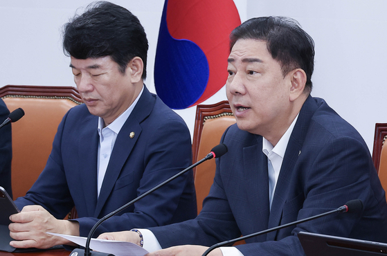 김병기 더불어민주당 원내대표(오른쪽)가 7일 국회에서 열린 정책조정회의에서 모두발언을 하고 있다. 임현동 기자