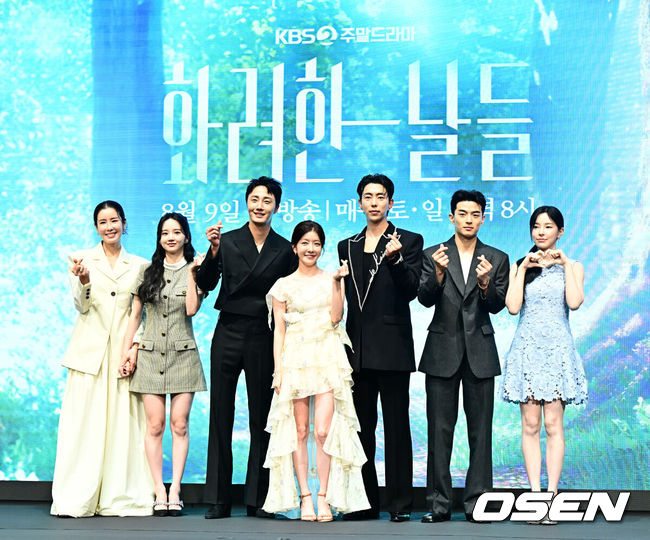 [OSEN=지형준 기자] 6일 오후 서울 구로구 신도림 더 세인트에서 KBS 2TV 새 주말드라마 ‘화려한 날들’ 제작발표회가 열렸다.‘화려한 날들’은 ‘인간은 누구에게나 화려한 날들이 있다. 지금이든, 과거에서든, 앞으로든. 각기 다른 의미로 만나게 되는 화려한 날들에 대한 세대 공감 가족 멜로 이야기’다. 배우 이태란, 박정연, 정일우, 정인선, 윤현민, 손상연, 신수현이 포토타임을 하고 있다. 2025.08.06 / jpnews@osen.co.kr