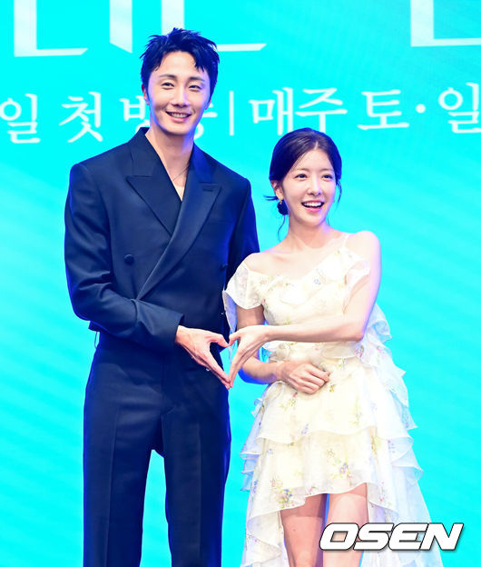 [OSEN=지형준 기자] 6일 오후 서울 구로구 신도림 더 세인트에서 KBS 2TV 새 주말드라마 ‘화려한 날들’ 제작발표회가 열렸다.‘화려한 날들’은 ‘인간은 누구에게나 화려한 날들이 있다. 지금이든, 과거에서든, 앞으로든. 각기 다른 의미로 만나게 되는 화려한 날들에 대한 세대 공감 가족 멜로 이야기’다. 배우 정일우, 정인선이 포토타임을 하고 있다. 2025.08.06 / jpnews@osen.co.kr