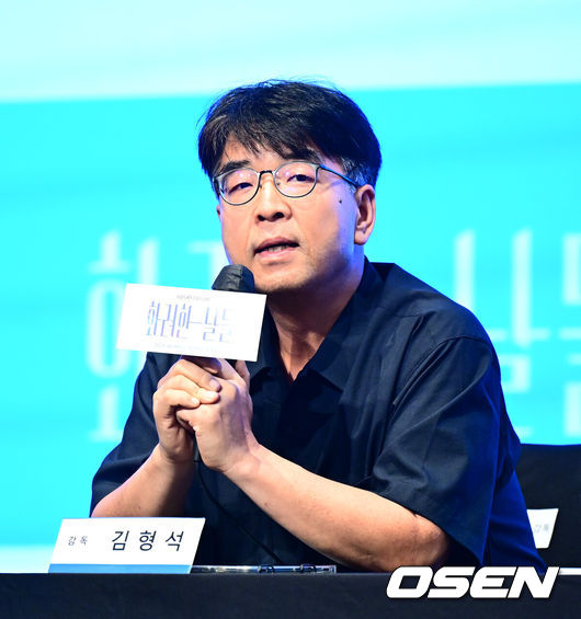[OSEN=지형준 기자] 6일 오후 서울 구로구 신도림 더 세인트에서 KBS 2TV 새 주말드라마 ‘화려한 날들’ 제작발표회가 열렸다.‘화려한 날들’은 ‘인간은 누구에게나 화려한 날들이 있다. 지금이든, 과거에서든, 앞으로든. 각기 다른 의미로 만나게 되는 화려한 날들에 대한 세대 공감 가족 멜로 이야기’다. 김형석 감독이 간담회를 하고 있다. 2025.08.06 / jpnews@osen.co.kr
