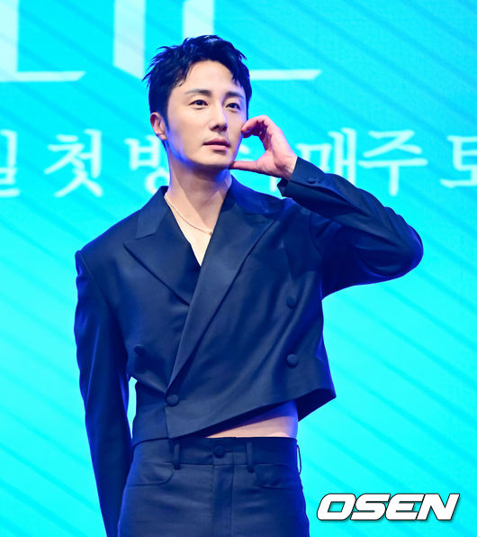 [OSEN=지형준 기자] 6일 오후 서울 구로구 신도림 더 세인트에서 KBS 2TV 새 주말드라마 ‘화려한 날들’ 제작발표회가 열렸다.‘화려한 날들’은 ‘인간은 누구에게나 화려한 날들이 있다. 지금이든, 과거에서든, 앞으로든. 각기 다른 의미로 만나게 되는 화려한 날들에 대한 세대 공감 가족 멜로 이야기’다. 배우 정일우가 포토타임을 하고 있다. 2025.08.06 / jpnews@osen.co.kr