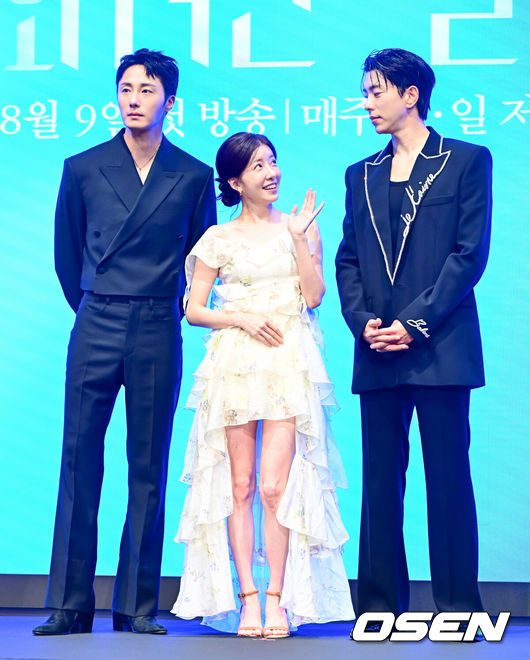 [OSEN=지형준 기자] 6일 오후 서울 구로구 신도림 더 세인트에서 KBS 2TV 새 주말드라마 ‘화려한 날들’ 제작발표회가 열렸다.‘화려한 날들’은 ‘인간은 누구에게나 화려한 날들이 있다. 지금이든, 과거에서든, 앞으로든. 각기 다른 의미로 만나게 되는 화려한 날들에 대한 세대 공감 가족 멜로 이야기’다. 배우 정일우, 정인선, 윤현민이 포토타임을 하고 있다. 2025.08.06 / jpnews@osen.co.kr
