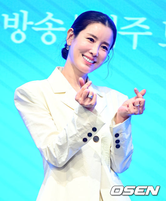[OSEN=지형준 기자] 6일 오후 서울 구로구 신도림 더 세인트에서 KBS 2TV 새 주말드라마 ‘화려한 날들’ 제작발표회가 열렸다.‘화려한 날들’은 ‘인간은 누구에게나 화려한 날들이 있다. 지금이든, 과거에서든, 앞으로든. 각기 다른 의미로 만나게 되는 화려한 날들에 대한 세대 공감 가족 멜로 이야기’다. 배우 이태란이 포토타임을 하고 있다. 2025.08.06 / jpnews@osen.co.kr