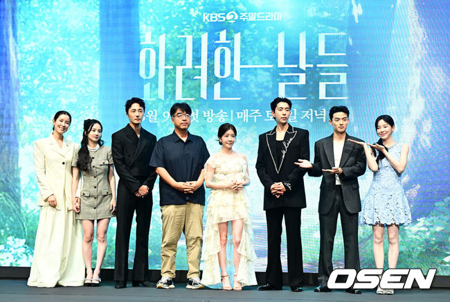 [OSEN=지형준 기자] 6일 오후 서울 구로구 신도림 더 세인트에서 KBS 2TV 새 주말드라마 ‘화려한 날들’ 제작발표회가 열렸다.‘화려한 날들’은 ‘인간은 누구에게나 화려한 날들이 있다. 지금이든, 과거에서든, 앞으로든. 각기 다른 의미로 만나게 되는 화려한 날들에 대한 세대 공감 가족 멜로 이야기’다. 배우 이태란, 박정연, 정일우, 김형석 감독, 정인선, 윤현민, 손상연, 신수현이 포토타임을 하고 있다. 2025.08.06 / jpnews@osen.co.kr