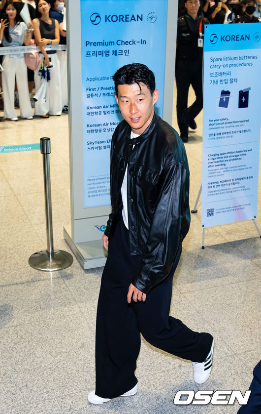 [OSEN=인천공항, 민경훈 기자] 토트넘과 결별을 택한 손흥민이 LAFC 이적을 위해 5일 오후 미국 로스앤젤레스로 출국했다.손흥민은 현지 도착과 동시에 메디컬 테스트와 계약서 서명 그리고 공식 발표까지 이어질 것으로 보인다.손흥민이 출국장으로 향하며 인사를 하고 있다. 2025.08.05 / rumi@osen.co.kr