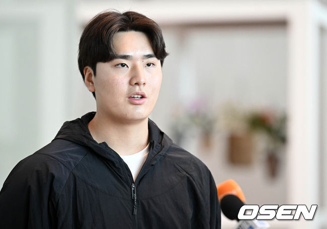 [OSEN=인천공항, 조은정 기자] 피츠버그 파이리츠와 입단 계약에 합의한 심준석이 24일 오후 인천국제공항을 통해 피츠버그로 출국했다. 심준석이 출국을 앞두고 인터뷰를 하고 있다. 2023.01.24 /cej@osen.co.kr