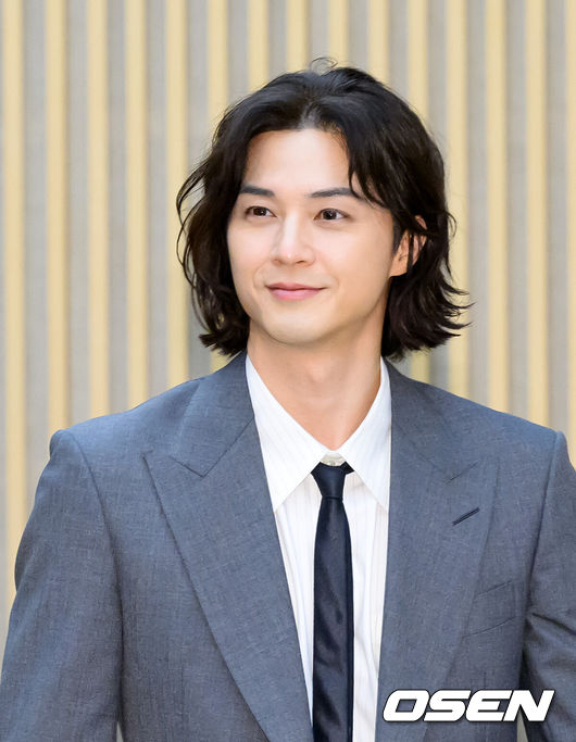 [OSEN=이대선 기자] 17일 오후 서울 목동 SBS에서 SBS새 금토드라마‘귀궁’ 제작발표회가 열렸다.‘보물섬’후속으로 방송되는SBS새 금토드라마‘귀궁’은영매의 운명을 거부하는 무녀 여리와 여리의 첫사랑 윤갑의 몸에 갇힌 이무기 강철이가 왕가에 원한을 품은 팔척귀에 맞닥뜨리며 몸과 혼이 단단히 꼬여버리는 육신 쟁탈 판타지 로코. 배우 김지훈이 행사장으로 입장하고 있다. 2025.04.17 /sunday@osen.co.kr