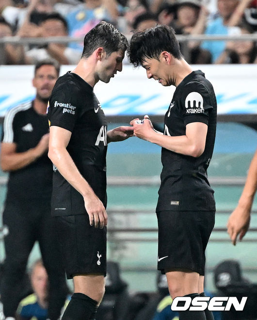 '절친' 벤 데이비스에게 주장 완장 건네며 터진 눈물