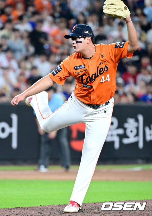 [OSEN=대전, 최규한 기자] 9회초 마운드에 오른 한화 투수 김서현이 힘차게 공을 뿌리고 있다. 2025.07.25 / dreamer@osen.co.kr