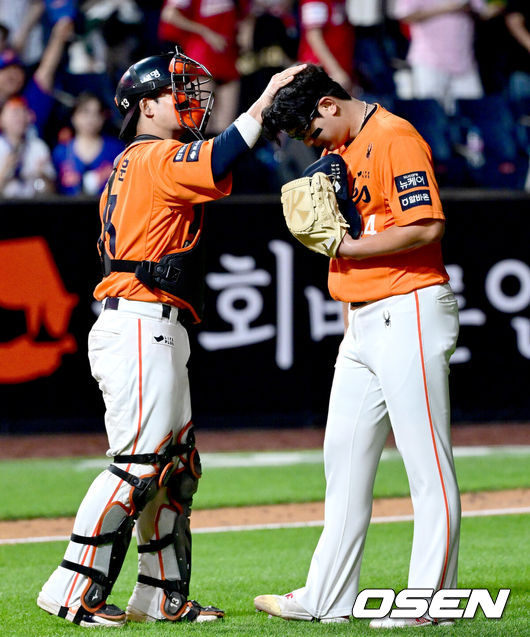 [OSEN=대전, 최규한 기자] 경기를 마무리 지은 한화 투수 김서현(오른쪽)과 포수 최재훈이 인사를 나누고 있다. 2025.07.25 / dreamer@osen.co.kr