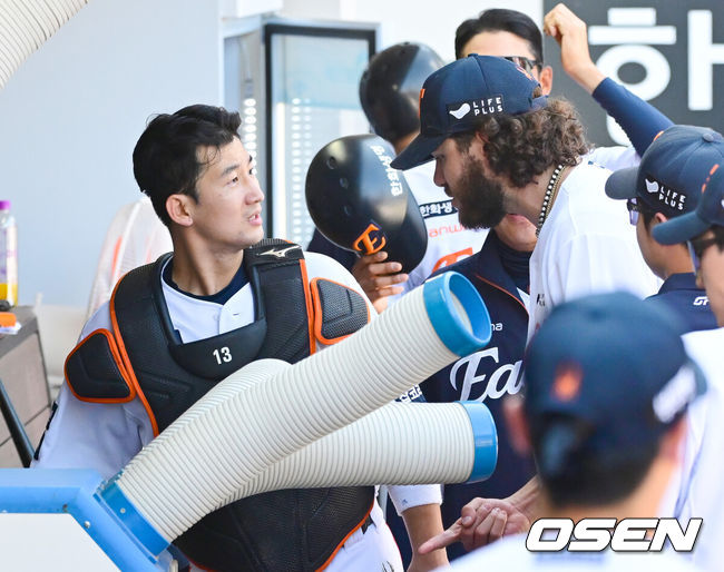 한화 최재훈(왼쪽)과 코디 폰세가 이야기를 나누고 있다. 2025.06.03 /OSEN DB