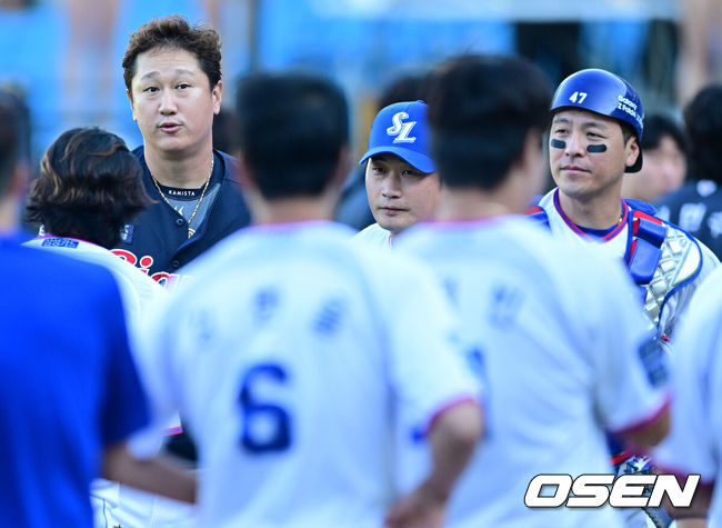 [OSEN=대구, 김성락 기자] 삼성이 백정현의 호투와 김상수의 홈런을 앞세워 롯데를 제압했다.삼성은 9일 대구삼성라이온즈파크에서 열린 시즌 16차전에서 4-0으로 승리했다.경기 종료 후 롯데 이대호가 삼성 선수들과 인사를 나누고 있다. 2022.09.09 /ksl0919@osen.co.kr