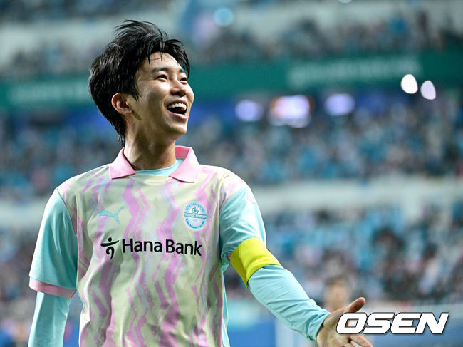 [OSEN=대전, 최규한 기자] 12일 오후 대전월드컵경기장에서 ‘하나은행 자선축구대회’가 열렸다.이번 자선축구대회에서 가수 임영웅은 ‘팀 히어로’의 주장을 맡아90분 간의 활약을 펼친다.임영웅이 구단주로 있는 ‘리턴즈FC’ 선수들과 김영광,조원희,오반석 등의 선수들이 ‘팀 히어로’에 합류했다.이청용,이근호,박주호,지동원,감스트,궤도,말왕 등은 ‘팀 기성용’ 선수로 뛴다.후반 팀 히어로 임영웅이 전원석의 골을 어시스트한 뒤 기뻐하고 있다. 2024.10.12 / dreamer@osen.co.kr