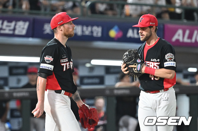 [OSEN=부산, 이석우 기자] 6일 부산 사직야구장에서 2025 신한 SOL 뱅크 KBO 리그 롯데 자이언츠와 KIA 타이거즈의 경기가 열렸다.홈팀 롯데는 데이비슨이, 방문팀 KIA는 올러가 선발 출전했다.KIA 타이거즈 올러가 3회말 2사 만루 롯데 자이언츠 박승욱에게 중견수 왼쪽 2타점 안타를 맞고 아쉬워하고 있다. 2025.08.06 / foto0307@osen.co.kr