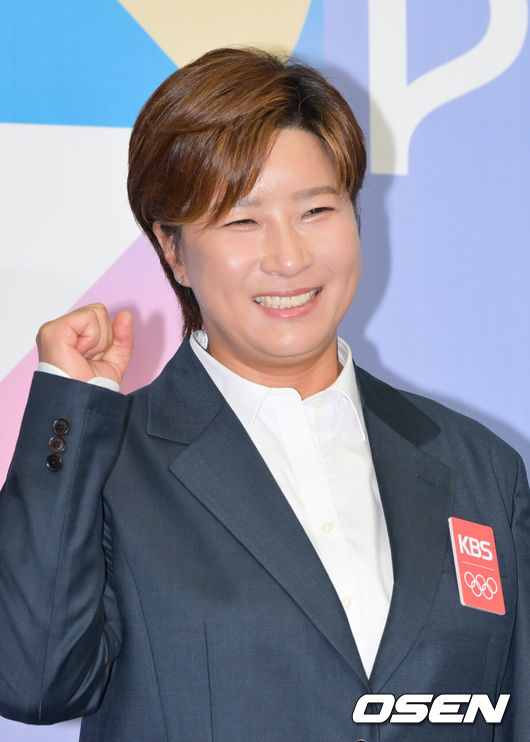 [OSEN=박준형 기자] 26일 오전 서울 여의도 KBS 신관 국제회의실에서 KBS 2024 파리올림픽 '함께 투게더 앙상블' 방송단 발대식이 진행됐다.오는 7월 26일부터 8월 11일까지 열리는 이번 KBS 파리올림픽 현장 중계에서는 ‘축구인’으로 거듭난 톱모델 방송인 이현이, 송해나가 메인 MC 역할을 맡았다.박세리 해설위원이 포즈를 취하고 있다. 2024.06.26 / soul1014@osen.co.kr