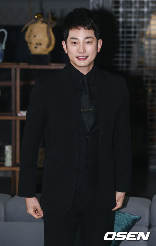 [OSEN=용인, 박준형 기자] 15일 경기도 용인시 양지면 제일리 한 스튜디오에서 TV CHOSUN 특별기획 드라마 '바벨' 촬영현장공개이 공개됐다.'바벨'은 복수를 위해 인생을 내던진 검사와 재벌과의 결혼으로 인해 인생이 망가진 여배우의 사랑 그리고 살인과 암투 속에 드러나는 재벌가의 탐욕스러운 민낯과 몰락을 그리는 '미스터리 격정 멜로' 드라마이다. 박시후가 포즈를 취하고있다/  soul1014@osen.co.kr