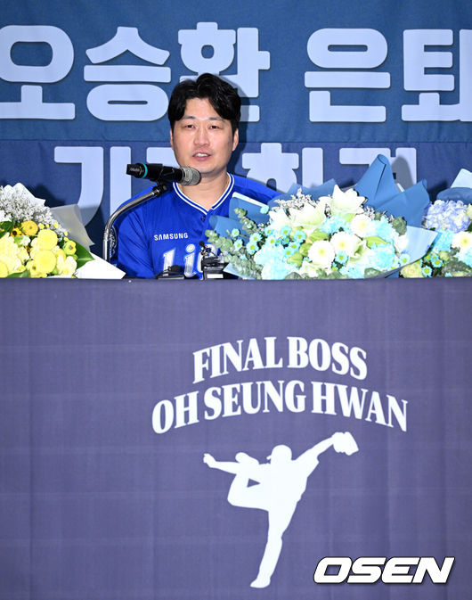 [OSEN=인천, 이대선 기자] 7일 오후 인천 오라카이 송도파크 호텔에서 삼성 라이온즈 오승환 은퇴 기자회견이 열렸다.삼성 구단은 6일 오승환이 올 시즌을 끝으로 은퇴 의사를 밝혔다고 전했다.삼성은 그의 등번호 21번을 영구결번으로 지정하기로 했다. 이는 이만수(22번), 양준혁(10번), 이승엽(36번)에 이어 구단 네 번째다.오승환은 KBO리그 통산 737경기에서 427세이브, 19홀드, 44승 33패, 평균자책점 2.32의 성적을 남겼다.삼성 오승환이 기자회견을 하고 있다. 2025.08.07 /sunday@osen.co.kr