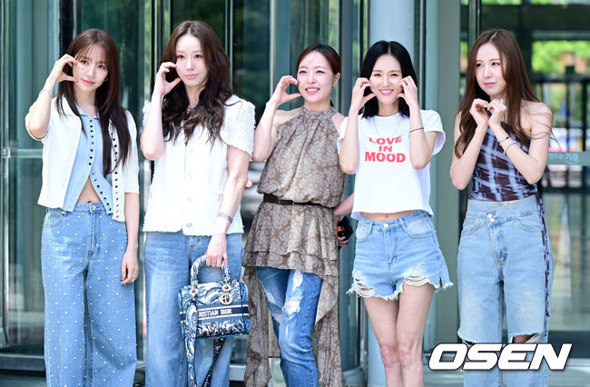 [OSEN=최규한 기자] 그룹 베이비복스(김이지, 이희진, 심은진, 간미연, 윤은혜)가 7일 오후 서울 목동 SBS에서 진행되는 라디오 '두시탈출 컬투쇼’에 게스트로 나섰다.베이비복스는 오는 9월 23년 만에 단독 콘서트를 열고 팬들과 만날 예정이다.베이비복스 멤버들이 방송국에 들어서며 인사를 전하고 있다. 2025.08.07 / dreamer@osen.co.kr