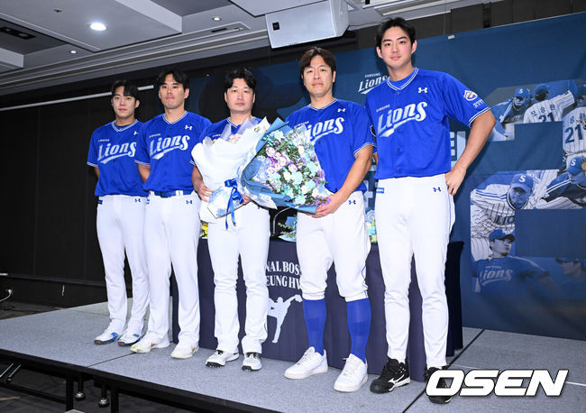 [OSEN=인천, 이대선 기자] 7일 오후 인천 오라카이 송도파크 호텔에서 삼성 라이온즈 오승환 은퇴 기자회견이 열렸다.삼성 구단은 6일 오승환이 올 시즌을 끝으로 은퇴 의사를 밝혔다고 전했다.삼성은 그의 등번호 21번을 영구결번으로 지정하기로 했다. 이는 이만수(22번), 양준혁(10번), 이승엽(36번)에 이어 구단 네 번째다.오승환은 KBO리그 통산 737경기에서 427세이브, 19홀드, 44승 33패, 평균자책점 2.32의 성적을 남겼다.삼성 원태인, 김재윤, 오승환, 강민호, 구자욱이 기념촬영을 하고 있다. 2025.08.07 /sunday@osen.co.kr
