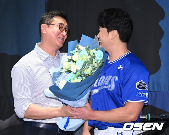 [OSEN=인천, 이대선 기자] 7일 오후 인천 오라카이 송도파크 호텔에서 삼성 라이온즈 오승환 은퇴 기자회견이 열렸다.삼성 구단은 6일 오승환이 올 시즌을 끝으로 은퇴 의사를 밝혔다고 전했다.삼성은 그의 등번호 21번을 영구결번으로 지정하기로 했다. 이는 이만수(22번), 양준혁(10번), 이승엽(36번)에 이어 구단 네 번째다.오승환은 KBO리그 통산 737경기에서 427세이브, 19홀드, 44승 33패, 평균자책점 2.32의 성적을 남겼다.삼성 이종열 단장이 오승환에게 꽃다발을 전달하고 있다. 2025.08.07 /sunday@osen.co.kr