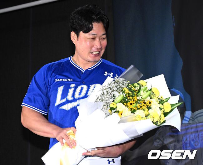 [OSEN=인천, 이대선 기자] 7일 오후 인천 오라카이 송도파크 호텔에서 삼성 라이온즈 오승환 은퇴 기자회견이 열렸다.삼성 구단은 6일 오승환이 올 시즌을 끝으로 은퇴 의사를 밝혔다고 전했다.삼성은 그의 등번호 21번을 영구결번으로 지정하기로 했다. 이는 이만수(22번), 양준혁(10번), 이승엽(36번)에 이어 구단 네 번째다.오승환은 KBO리그 통산 737경기에서 427세이브, 19홀드, 44승 33패, 평균자책점 2.32의 성적을 남겼다.삼성 오승환이 미소를 짓고 있다. 2025.08.07 /sunday@osen.co.kr