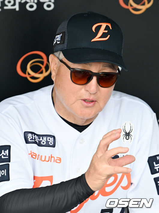 [OSEN=대전, 민경훈 기자] 7일 대전 한화생명볼파크에서 ‘2025 신한 SOL Bank KBO리그’ 한화 이글스와 KT 위즈 경기가 열릴 예정인 가운데 그라운드 훈련이 진행됐다.홈팀 한화는 라이언 와이스, KT는 고영표를 선발로 내세운다.경기 전 한화 김경문 감독이 덕아웃에서 취재진과 대화를 하고 있다. 2025.08.07 / rumi@osen.co.kr