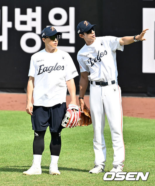 [OSEN=대전, 민경훈 기자] 7일 대전 한화생명볼파크에서 ‘2025 신한 SOL Bank KBO리그’ 한화 이글스와 KT 위즈 경기가 열릴 예정인 가운데 그라운드 훈련이 진행됐다.홈팀 한화는 라이언 와이스, KT는 고영표를 선발로 내세운다.경기 전 한화 손아섭이 외야 수비훈련을 할때 추승우 외야수비코치에게 지시를 받고 있다. 2025.08.07 / rumi@osen.co.kr