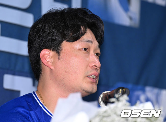 [OSEN=인천, 이대선 기자] 7일 오후 인천 오라카이 송도파크 호텔에서 삼성 라이온즈 오승환 은퇴 기자회견이 열렸다.삼성 구단은 6일 오승환이 올 시즌을 끝으로 은퇴 의사를 밝혔다고 전했다.삼성은 그의 등번호 21번을 영구결번으로 지정하기로 했다. 이는 이만수(22번), 양준혁(10번), 이승엽(36번)에 이어 구단 네 번째다.오승환은 KBO리그 통산 737경기에서 427세이브, 19홀드, 44승 33패, 평균자책점 2.32의 성적을 남겼다.삼성 오승환이 기자회견을 하고 있다. 2025.08.07 /sunday@osen.co.kr