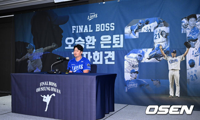 [OSEN=인천, 이대선 기자] 7일 오후 인천 오라카이 송도파크 호텔에서 삼성 라이온즈 오승환 은퇴 기자회견이 열렸다.삼성 구단은 6일 오승환이 올 시즌을 끝으로 은퇴 의사를 밝혔다고 전했다.삼성은 그의 등번호 21번을 영구결번으로 지정하기로 했다. 이는 이만수(22번), 양준혁(10번), 이승엽(36번)에 이어 구단 네 번째다.오승환은 KBO리그 통산 737경기에서 427세이브, 19홀드, 44승 33패, 평균자책점 2.32의 성적을 남겼다.삼성 오승환이 기자회견을 하고 있다. 2025.08.07 /sunday@osen.co.kr