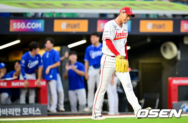 [OSEN=문학, 박준형 기자] 7일 오후 인천 문학 SSG랜더스필드에서 ‘2025 신한 SOL BANK KBO리그’ SSG 랜더스와 삼성 라이온즈의 경기가 진행됐다. 이날 SSG은 김광현을, 삼성은 후라도를 선발투수로 내세웠다. 4회초 2사 만루 삼성 구자욱에게 2타점 적시타를 허용한 SSG 김광현이 아쉬워하고 있다. 2025.08.07 / soul1014@osen.co.kr
