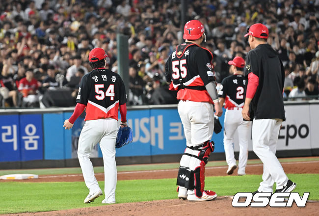 [OSEN=부산, 이석우 기자] 7일 부산 사직야구장에서 2025 신한 SOL 뱅크 KBO 리그 롯데 자이언츠와 KIA 타이거즈의 경기가 열렸다. 홈팀 롯데는 이민석이, 방문팀 KIA는 양현종이 선발 출전했다.KIA 타이거즈 양현종이 6회말 교체되고 있다. 2025.08.07 / foto0307@osen.co.kr