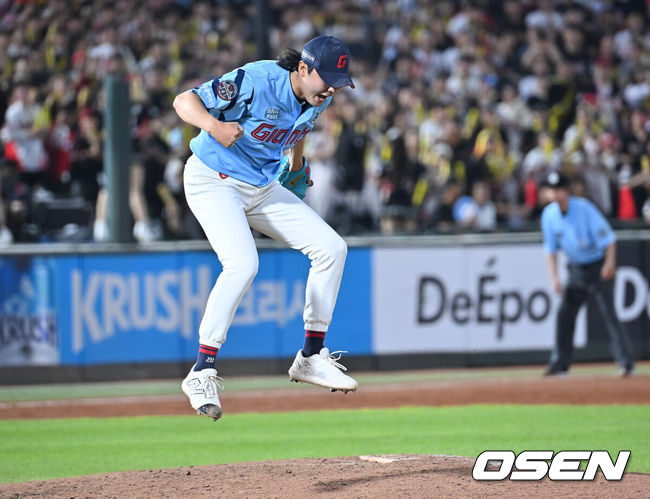 [OSEN=부산, 이석우 기자] 7일 부산 사직야구장에서 2025 신한 SOL 뱅크 KBO 리그 롯데 자이언츠와 KIA 타이거즈의 경기가 열렸다. 홈팀 롯데는 이민석이, 방문팀 KIA는 양현종이 선발 출전했다.롯데 자이언츠 정철원이 7회초 2사 KIA 타이거즈 한준수를 삼진으로 잡고 포효하고 있다. 2025.08.07 / foto0307@osen.co.kr