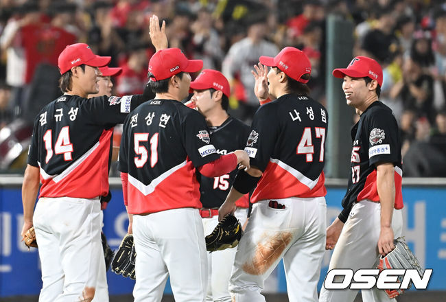 [OSEN=부산, 이석우 기자] 7일 부산 사직야구장에서 2025 신한 SOL 뱅크 KBO 리그 롯데 자이언츠와 KIA 타이거즈의 경기가 열렸다. 홈팀 롯데는 이민석이, 방문팀 KIA는 양현종이 선발 출전했다.KIA 타이거즈 나성범이 8회말 1사 3루 롯데 자이언츠 유강남의 우익수 플라이 아웃때 홈으로 쇄도하는 장두성을 잡고 동료들과 기쁨을 나누고 있다. 2025.08.07 / foto0307@osen.co.kr