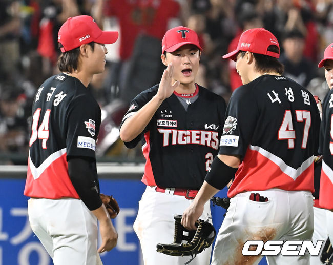 [OSEN=부산, 이석우 기자] 7일 부산 사직야구장에서 2025 신한 SOL 뱅크 KBO 리그 롯데 자이언츠와 KIA 타이거즈의 경기가 열렸다. 홈팀 롯데는 이민석이, 방문팀 KIA는 양현종이 선발 출전했다.KIA 타이거즈 나성범이 8회말 1사 3루 롯데 자이언츠 유강남의 우익수 플라이 아웃때 홈으로 쇄도하는 장두성을 잡고 동료들과 기쁨을 나누고 있다. 2025.08.07 / foto0307@osen.co.kr