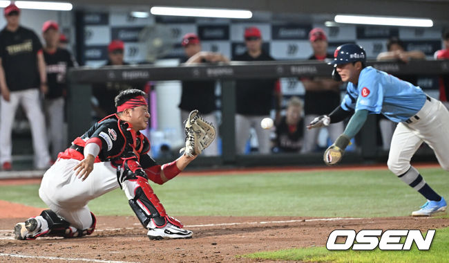 [OSEN=부산, 이석우 기자] 7일 부산 사직야구장에서 2025 신한 SOL 뱅크 KBO 리그 롯데 자이언츠와 KIA 타이거즈의 경기가 열렸다. 홈팀 롯데는 이민석이, 방문팀 KIA는 양현종이 선발 출전했다.KIA 타이거즈 김태군이 8회말 1사 3루 롯데 자이언츠 유강남의 우익수 플라이 아웃때 홈으로 쇄도하는 장두성을 태그 아웃시키고 있다. 2025.08.07 / foto0307@osen.co.kr